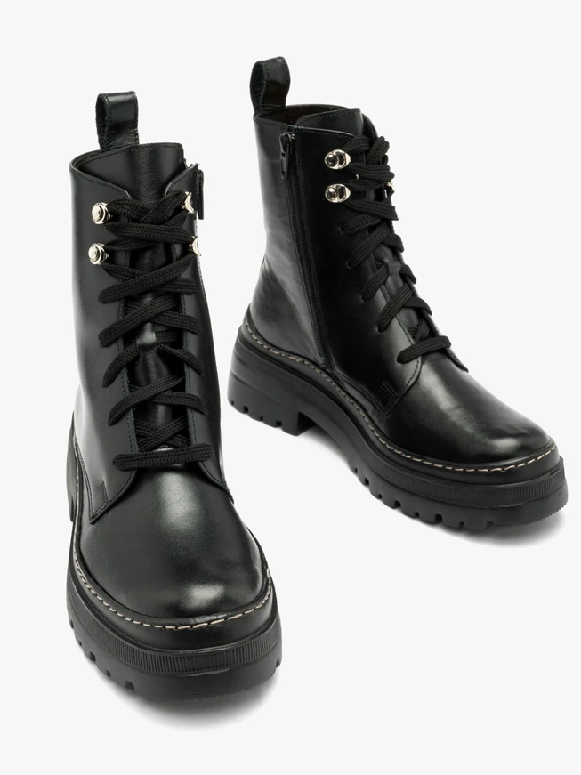 Schwarze Baggerstiefel mit dekorativer Sohle