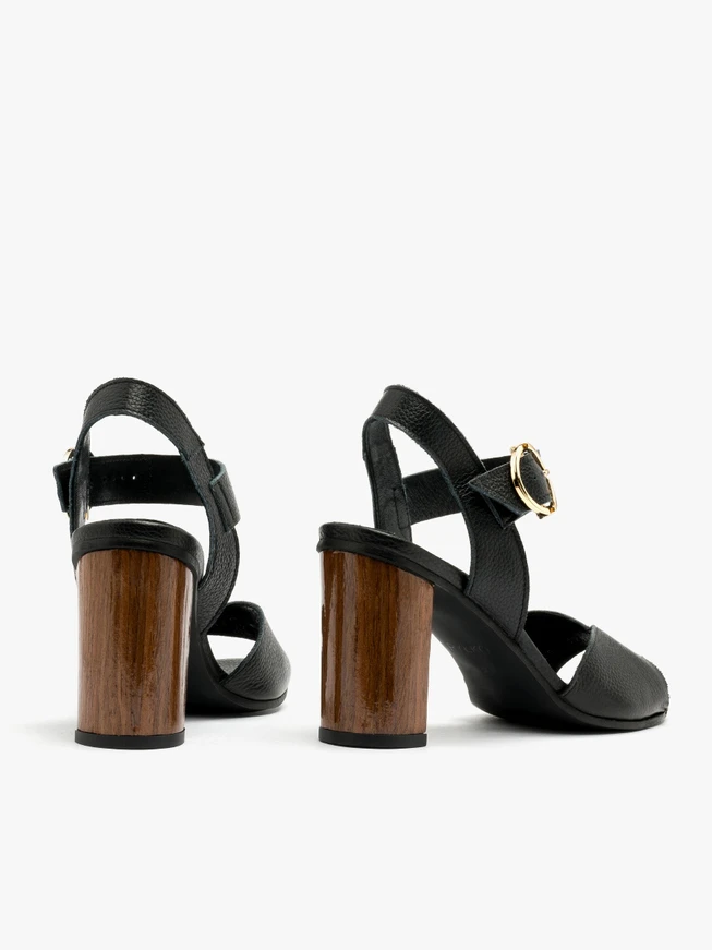 Schwarze Sandalen mit Holzpfosten