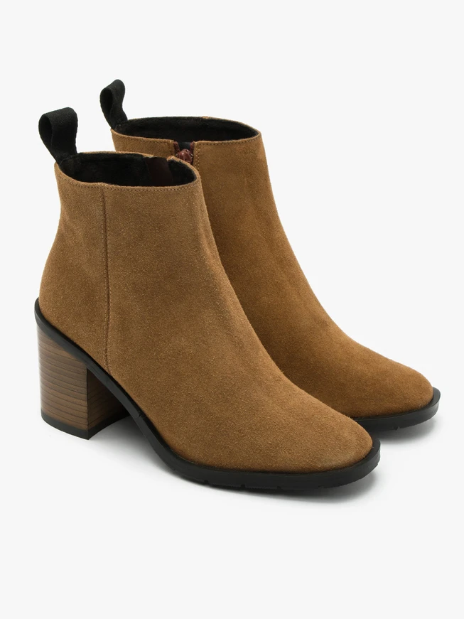 Rote Veloursstiefel