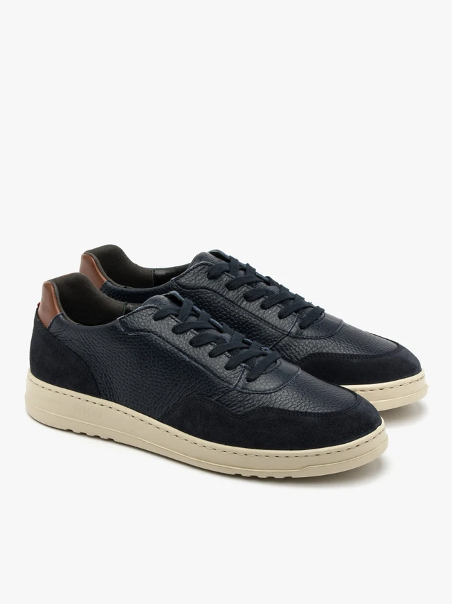 Marineblaue Sportschuhe
