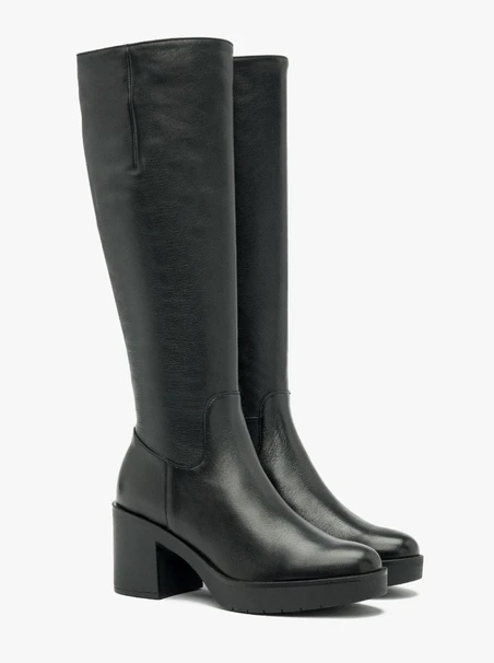 Schwarze Stiefel mit festem Boden
