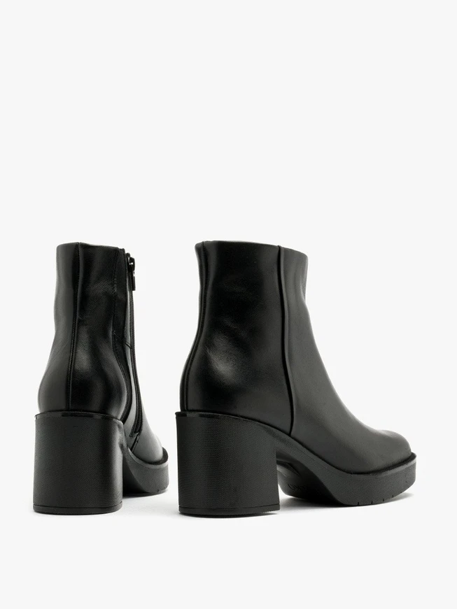Isolierte Stiefel aus schwarzem Schafsleder mit massivem Absatz