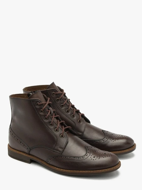 Braune Stiefel mit dekorativen Perforationen auf dem Schaft