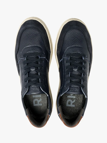 Marineblaue Sportschuhe