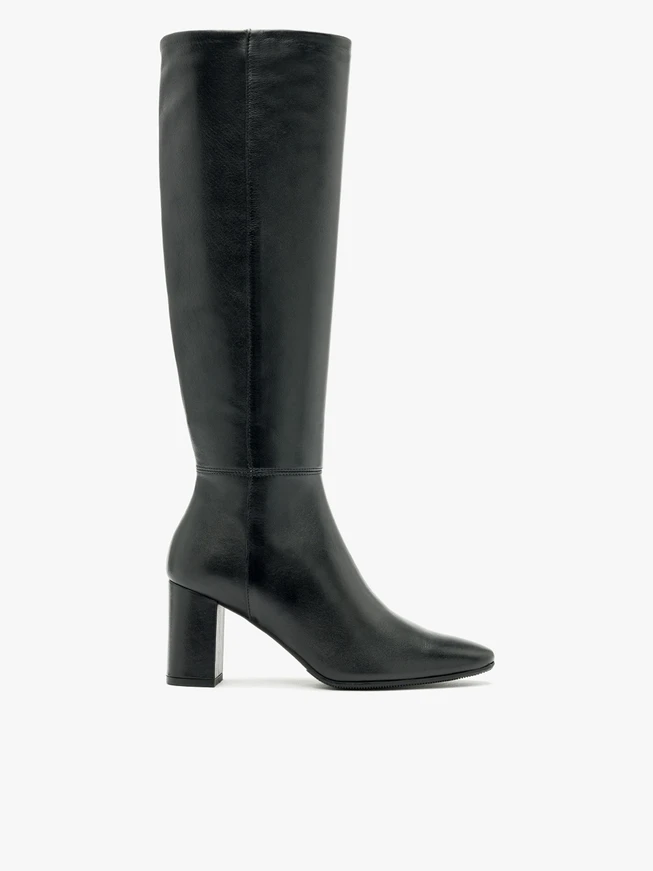 Schwarze hochhackige Stiefel