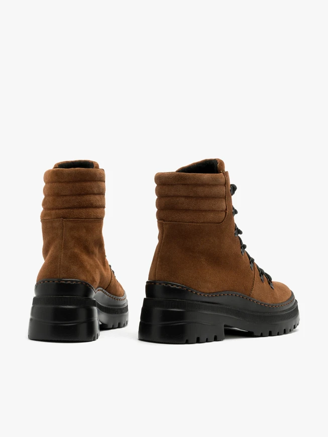 Rote Stiefel mit dekorativer Sohle