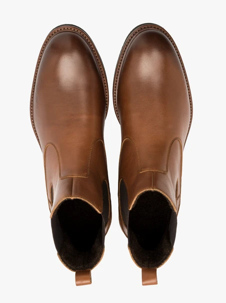 Brown men’s Chelsea boots with lightweight sole