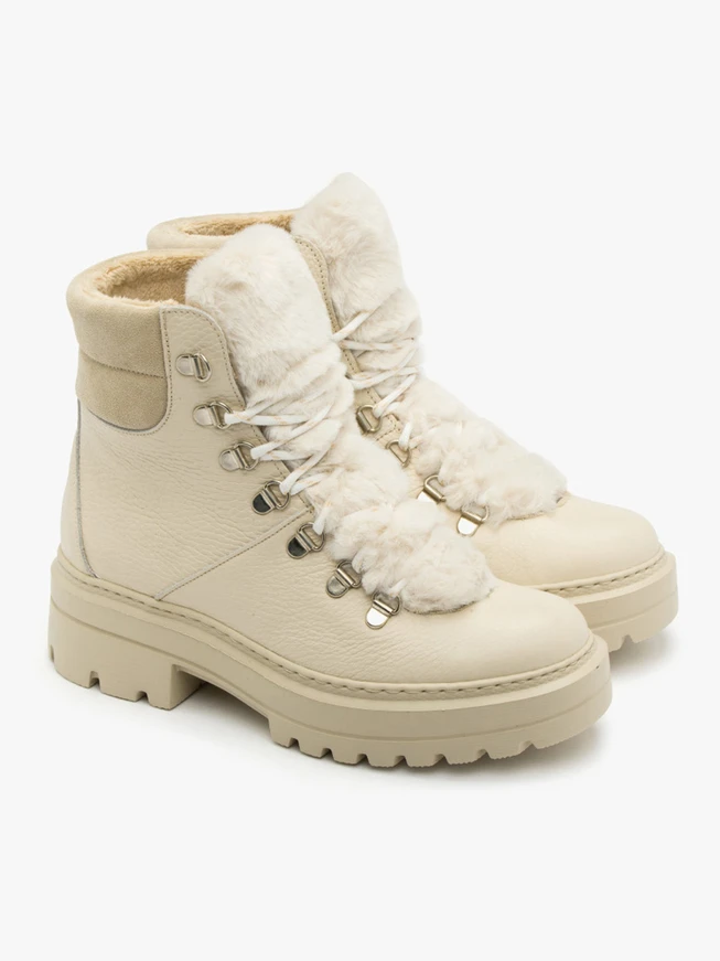 Isolierte Stiefel in Beige