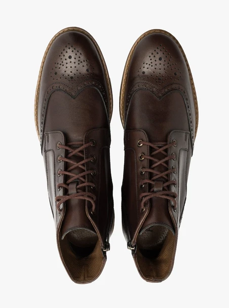 Braune Stiefel mit dekorativen Perforationen auf dem Schaft