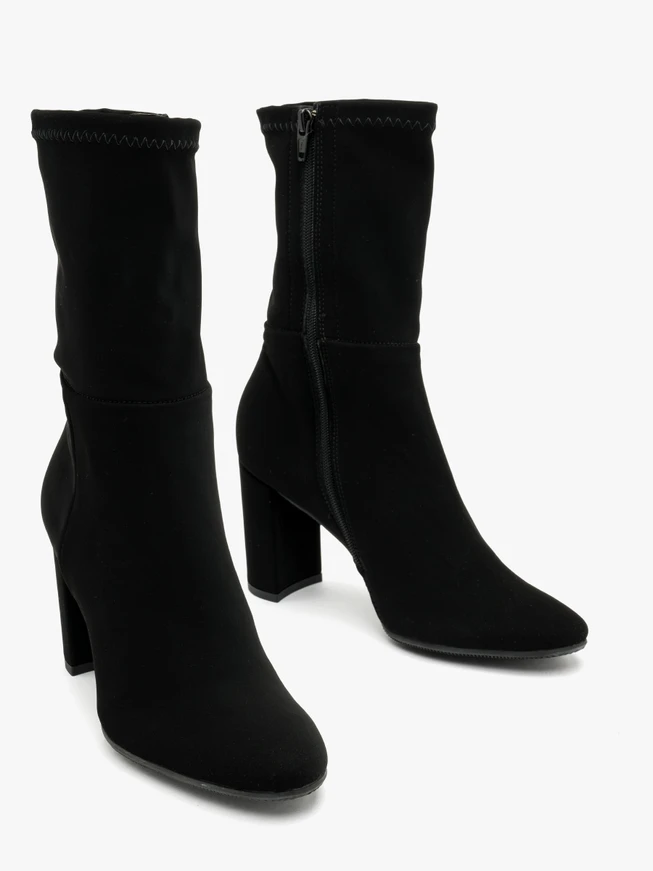 Schwarze hohe Stöckelschuhe mit Gummizug