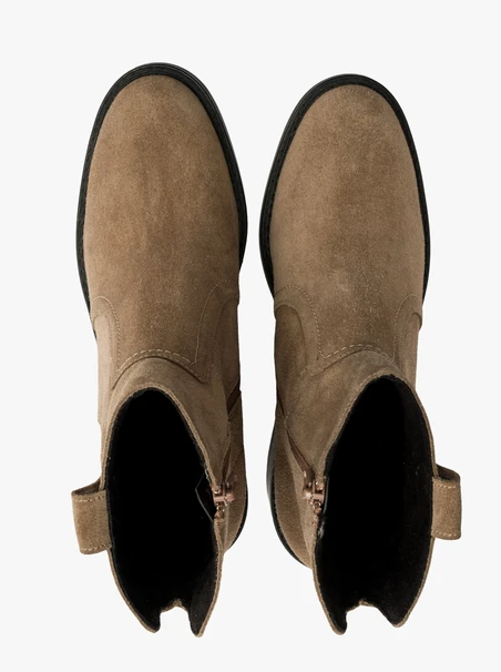 Stiefel mit Sandabsatz