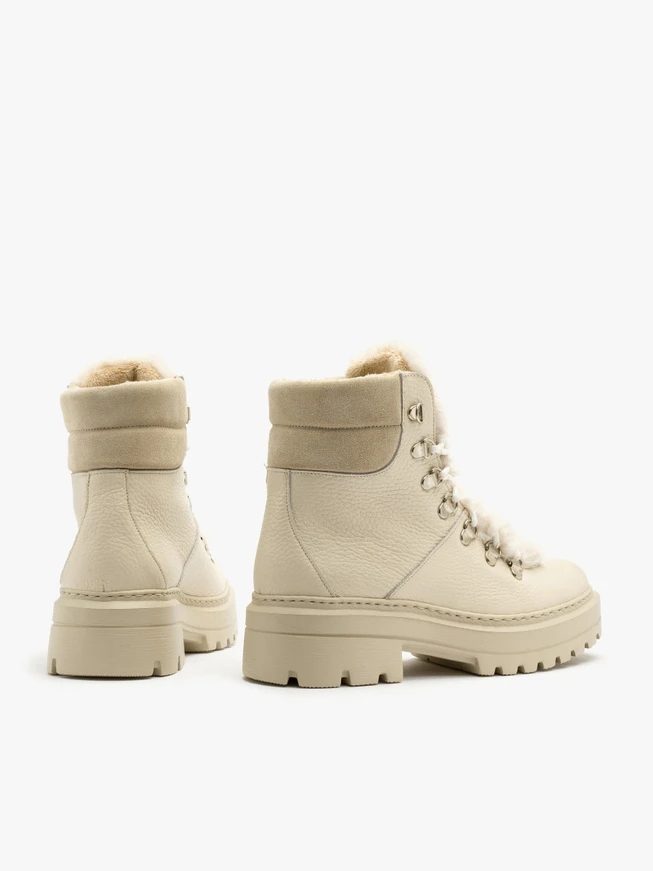 Isolierte Stiefel in Beige