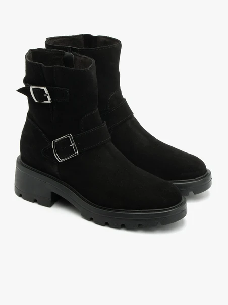 Schwarze Stiefel mit Schnallen