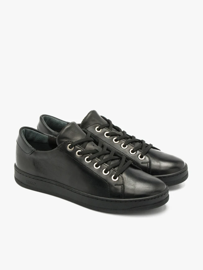 Schwarze halbe Sportschuhe