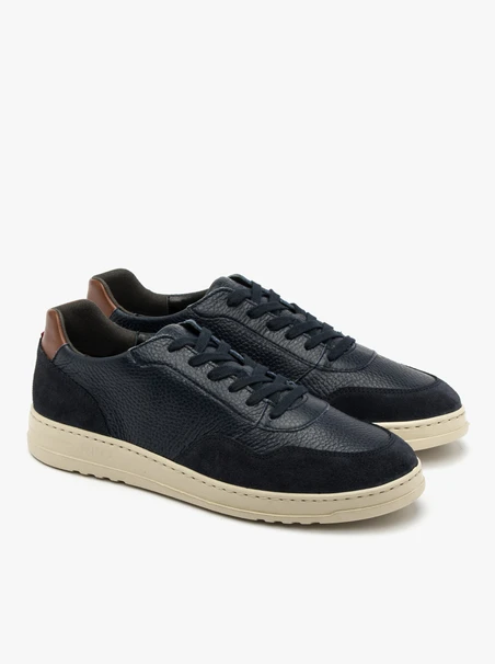 Marineblaue Sportschuhe