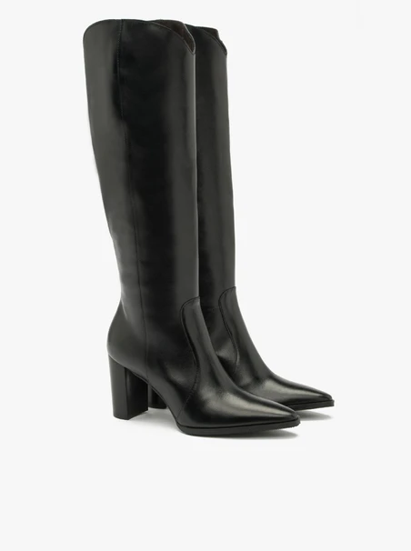 Schwarze Stiefel mit dekorativem Schaft