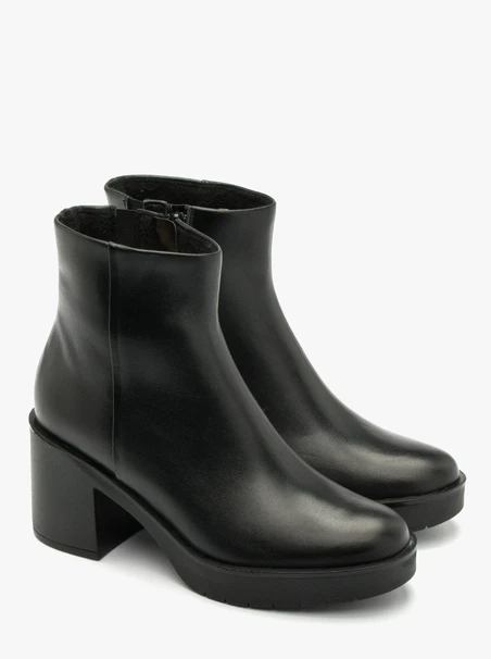 Isolierte Stiefel aus schwarzem Schafsleder mit massivem Absatz