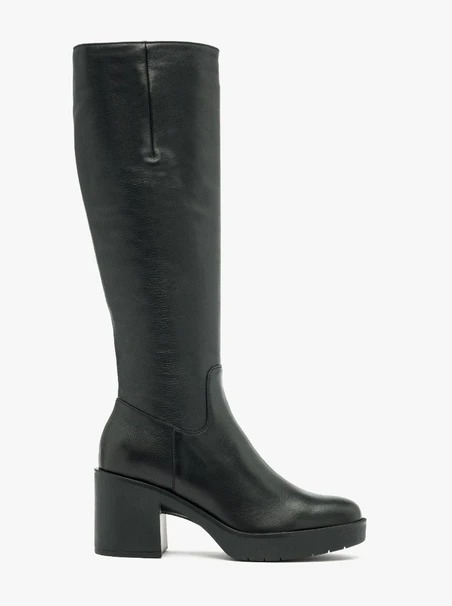 Schwarze Stiefel mit festem Boden