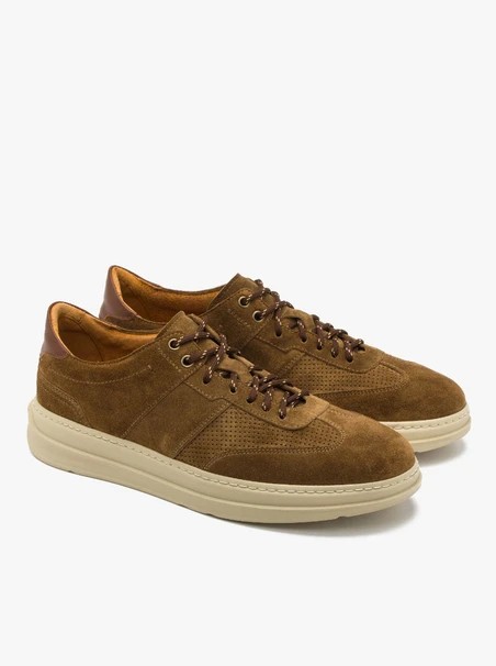 Braune halbe Sportschuhe mit beigem Boden