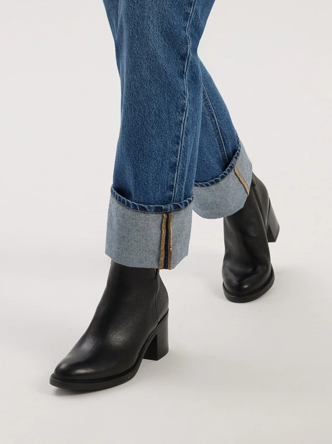 Schwarze Stiefel aus Leder