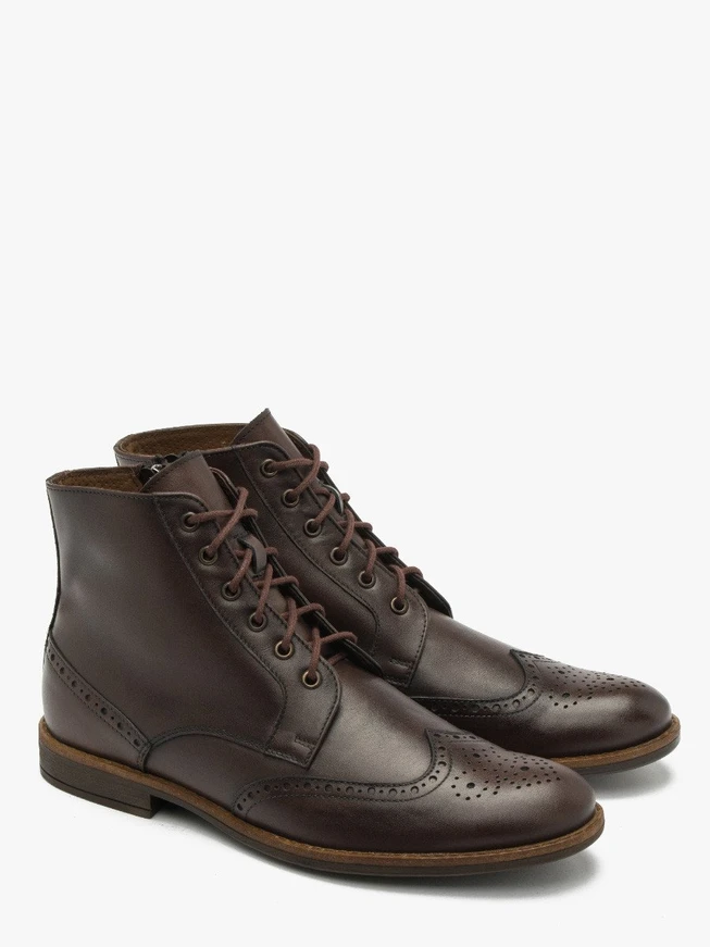 Braune Stiefel mit dekorativen Perforationen auf dem Schaft