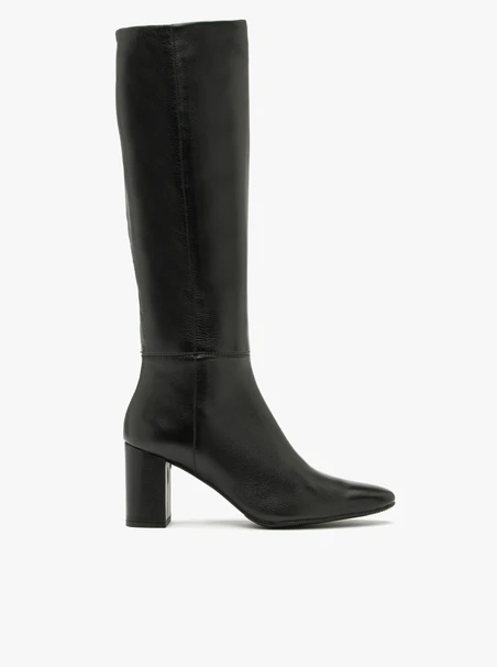 Black women’s knee boots with narrow shaft