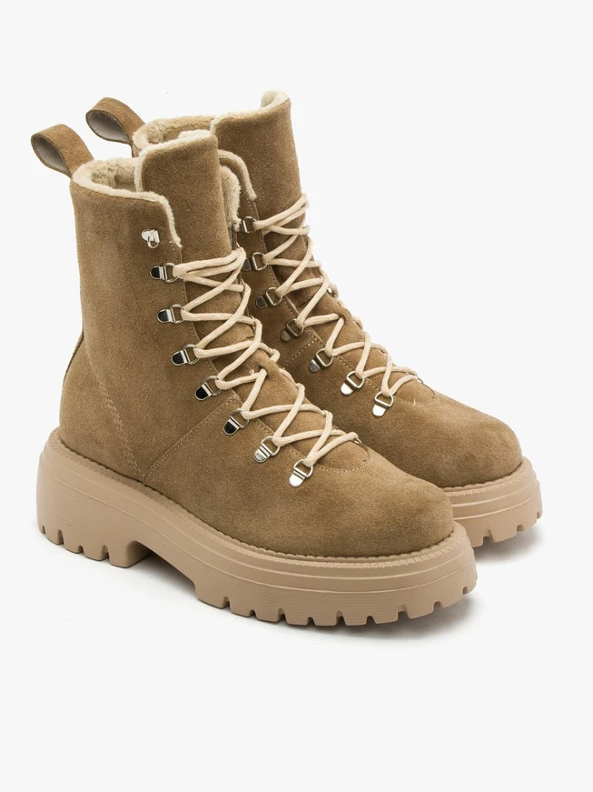 Isolierte beigefarbene Baggy Boots