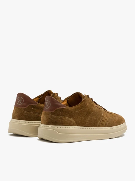 Braune halbe Sportschuhe mit beigem Boden