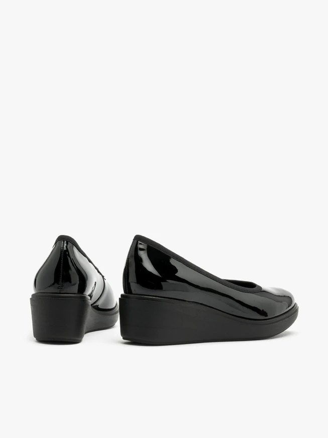 Schwarz lackierte Pumps
