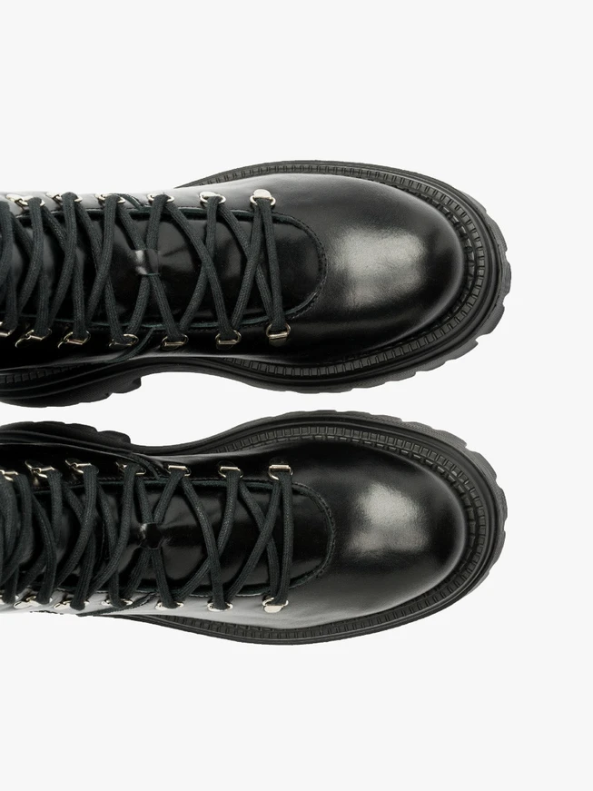 Schwarze isolierte Damenstiefel mit dicker Sohle aus natürlichem Schafsfell