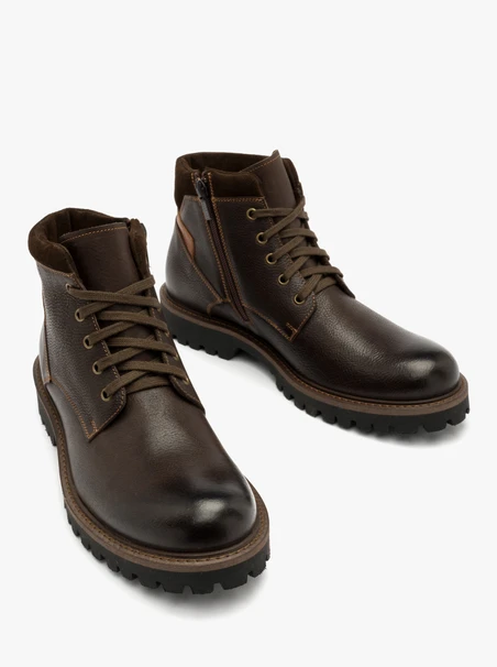 Dunkelbraune Herrenstiefel aus Nubuk und Velours, isoliert aus Wolle