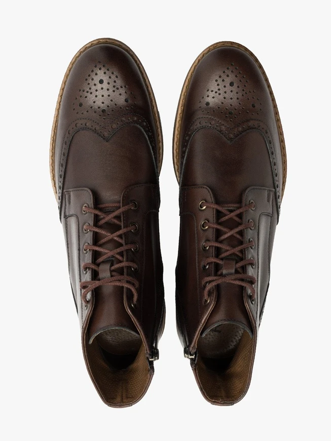 Braune Stiefel mit dekorativen Perforationen auf dem Schaft