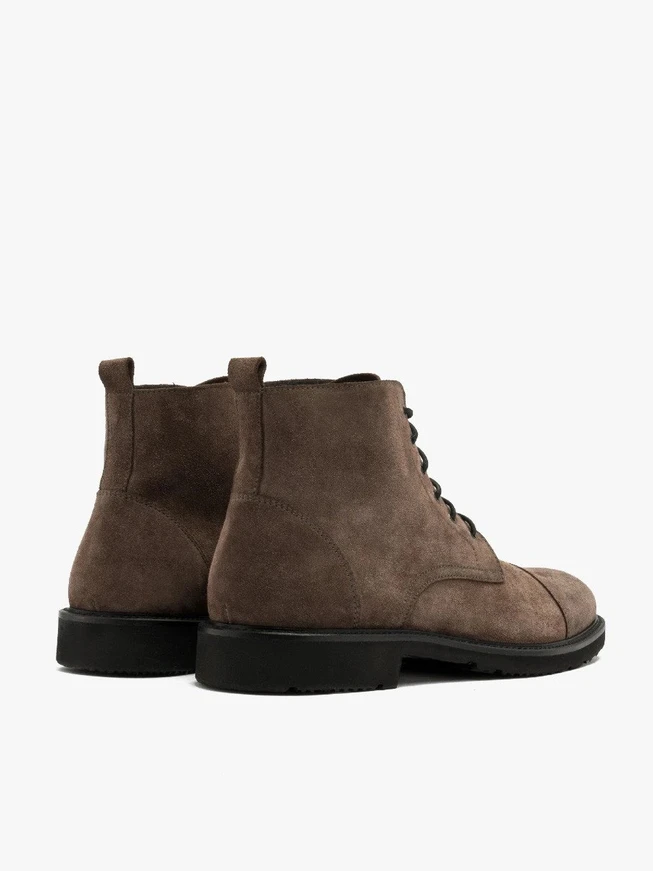 Graue Herrenstiefel mit leichter Sohle