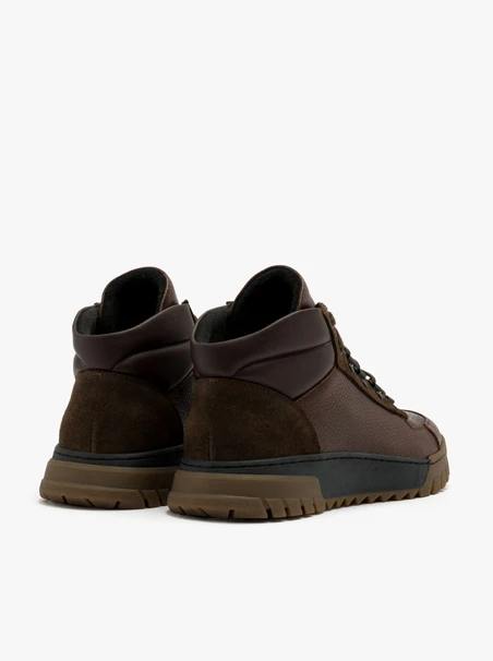 Dunkelbraune Herrenstiefel mit zweifarbiger Sohle