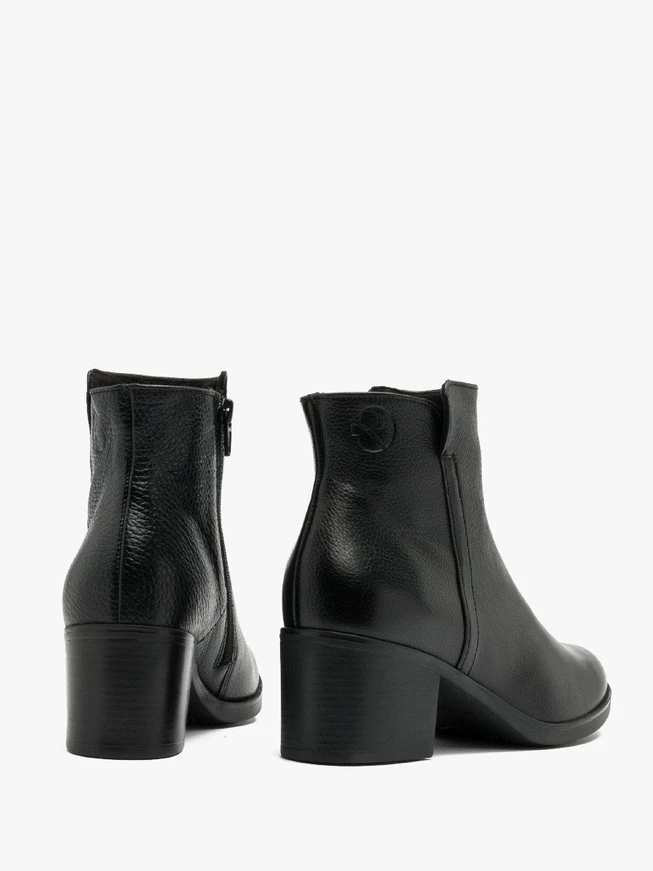Schwarze hochhackige Stiefel
