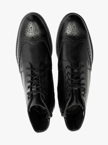 Schwarze Stiefel mit dekorativen Perforationen auf dem Schaft