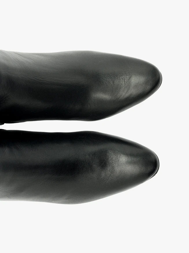 Schwarze hochhackige Stiefel