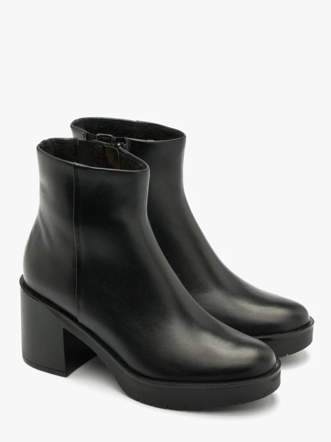 Isolierte Stiefel aus schwarzem Schafsleder mit massivem Absatz