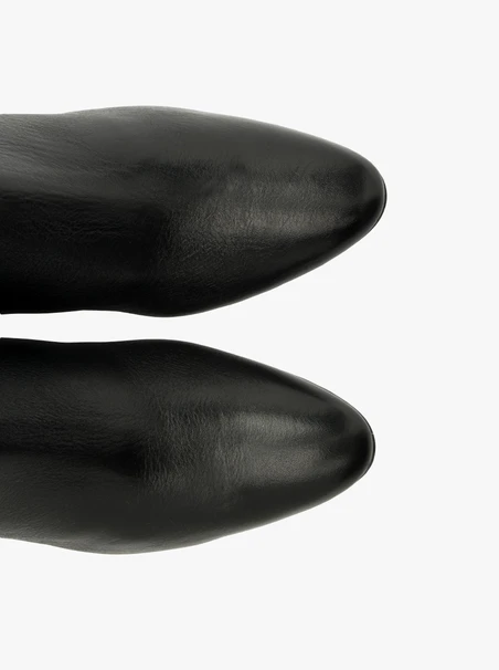 Black women’s knee boots with narrow shaft