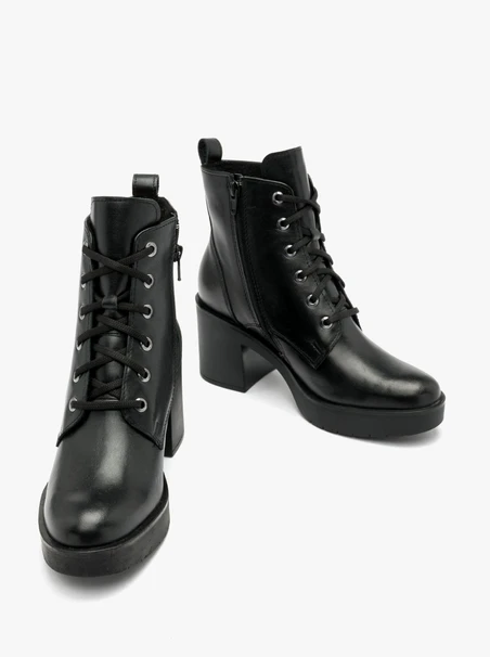 Schwarze Damenstiefel mit festem Boden