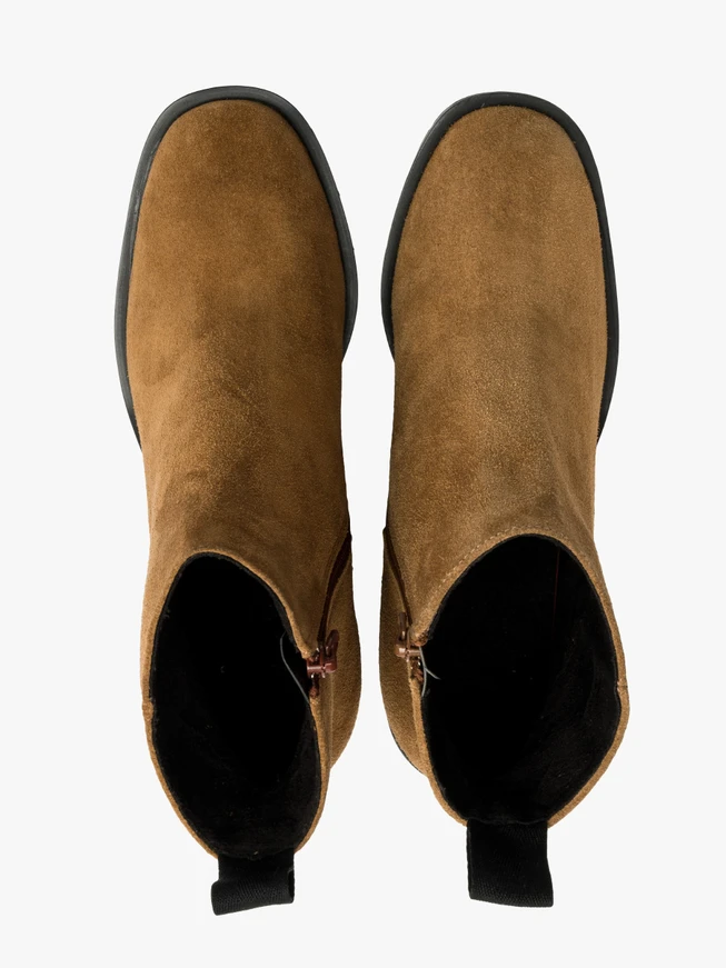 Rote Veloursstiefel