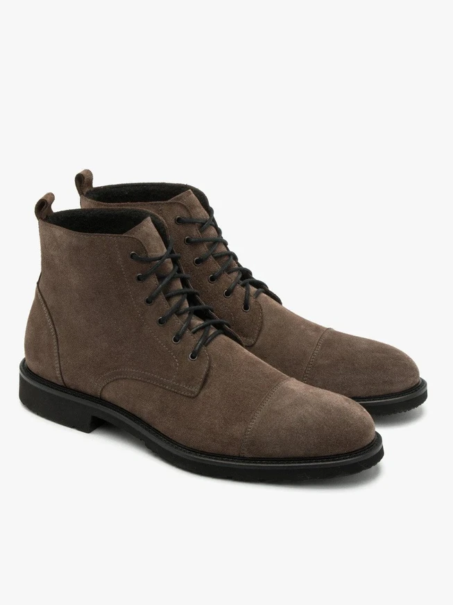 Graue Herrenstiefel mit leichter Sohle