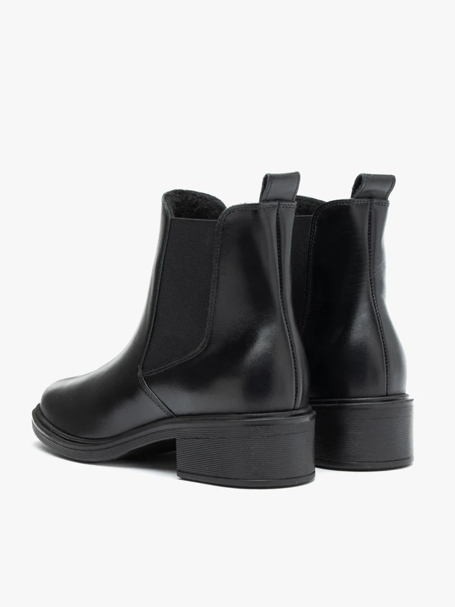Black low-heel Chelsea boots