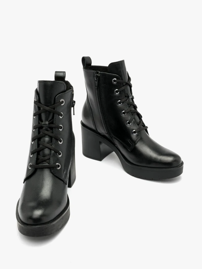 Schwarze Damenstiefel mit festem Boden
