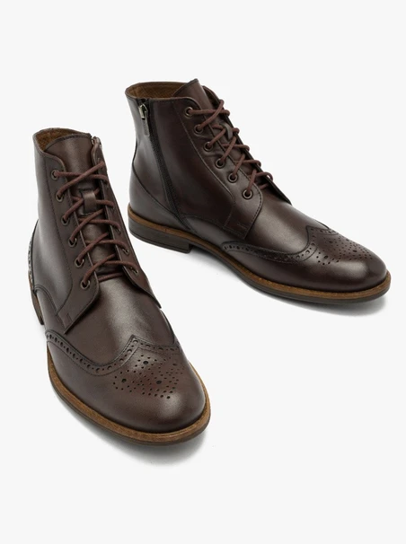 Braune Stiefel mit dekorativen Perforationen auf dem Schaft