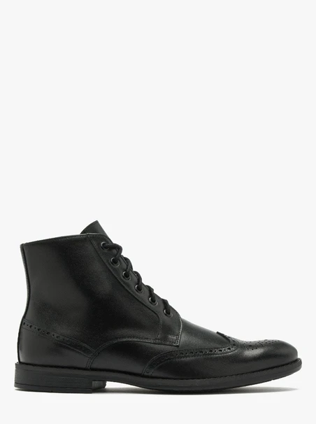 Schwarze Stiefel mit dekorativen Perforationen auf dem Schaft
