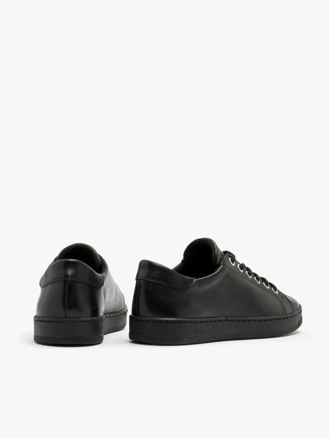 Schwarze halbe Sportschuhe