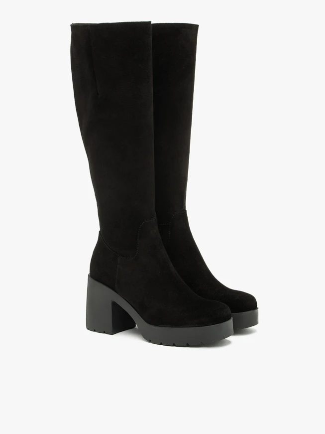 Schwarze Stiefel mit hohem Absatz