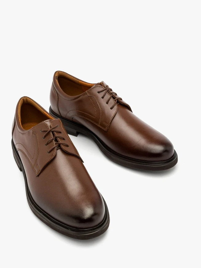 Braune Halbschuhe auf hellem Grund