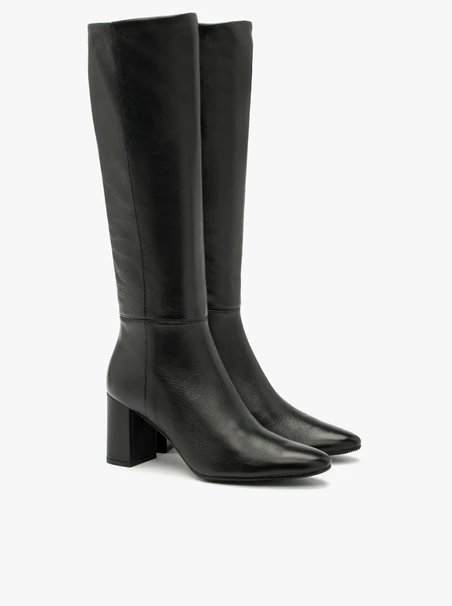 Black women’s knee boots with narrow shaft